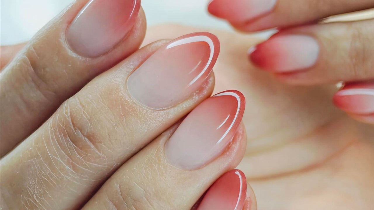 Amandelvormige nagels met een verloop van nude naar roze aan de top