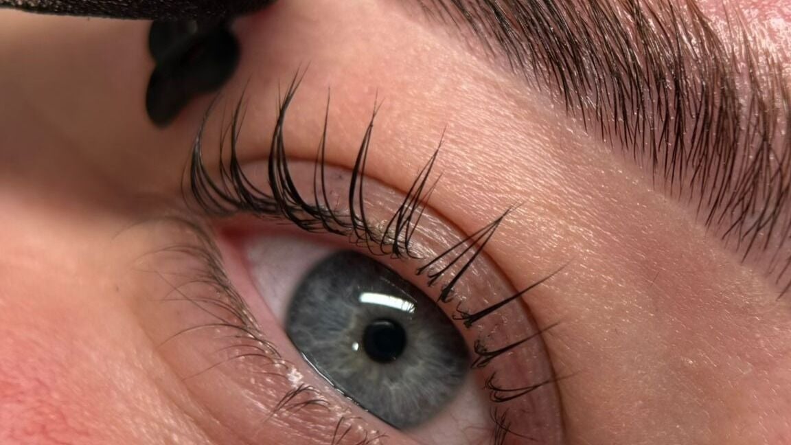 Gelifte en getinte wimpers in close-up