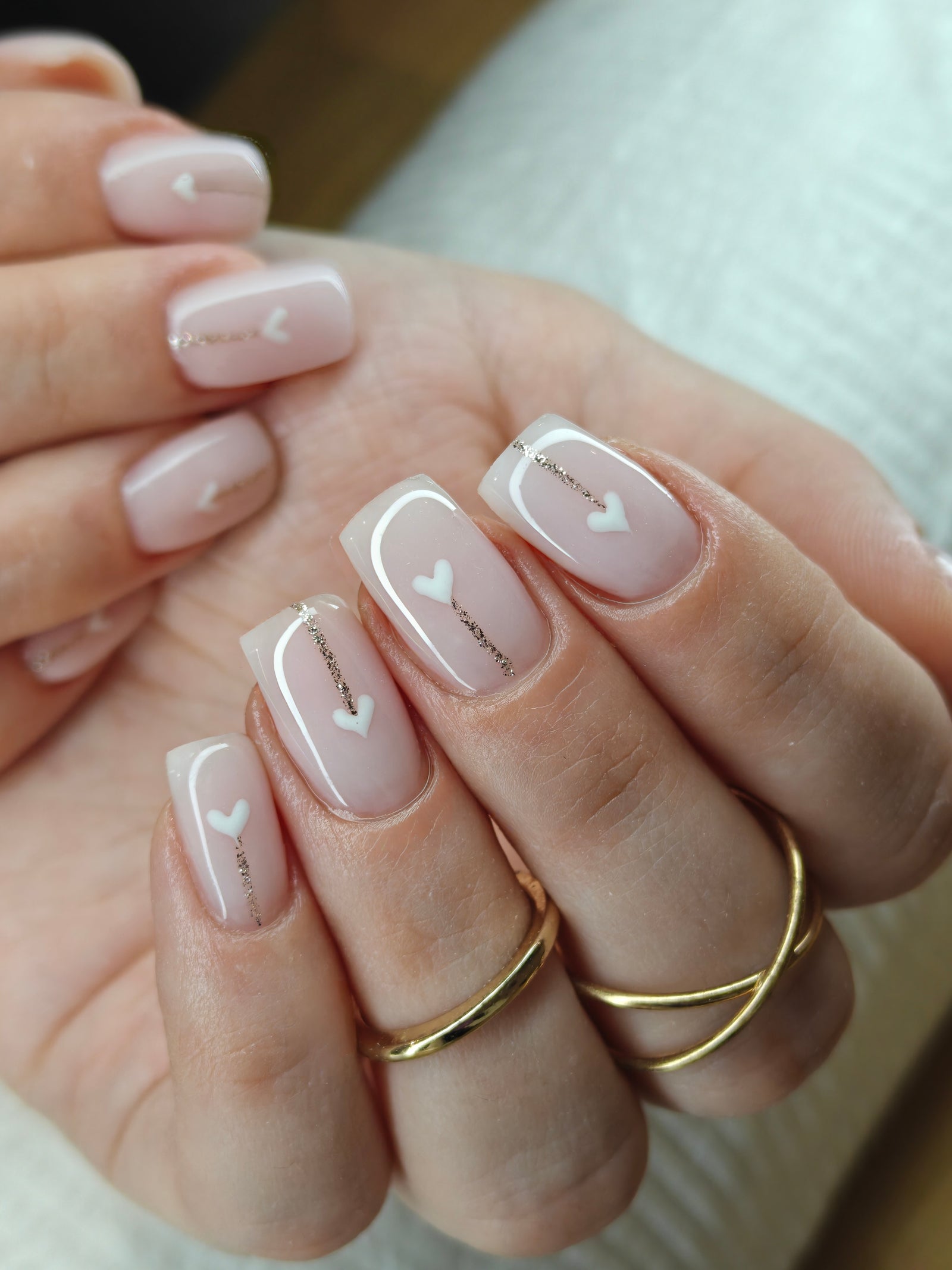 Nude nagels met witte hartjes in lijntekening